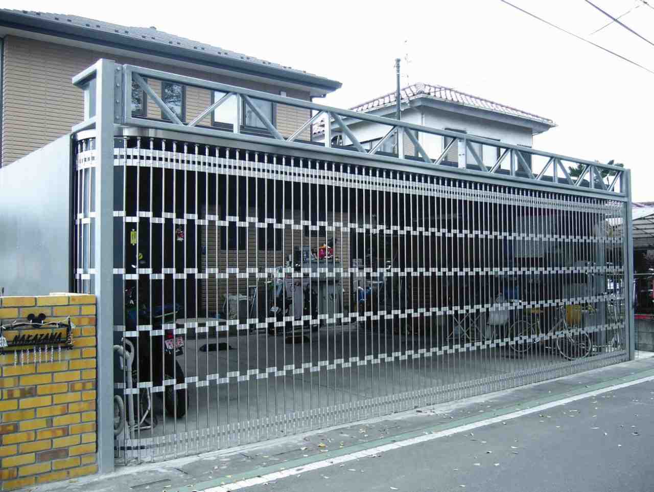 防犯性が高く強度が高い 駅の改札前にも使われるパイプシャッターとは 中央シャッター